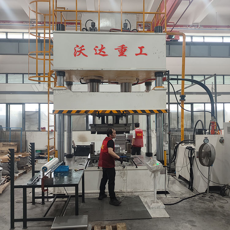 500噸不銹鋼水槽拉伸液壓機客戶現場試機